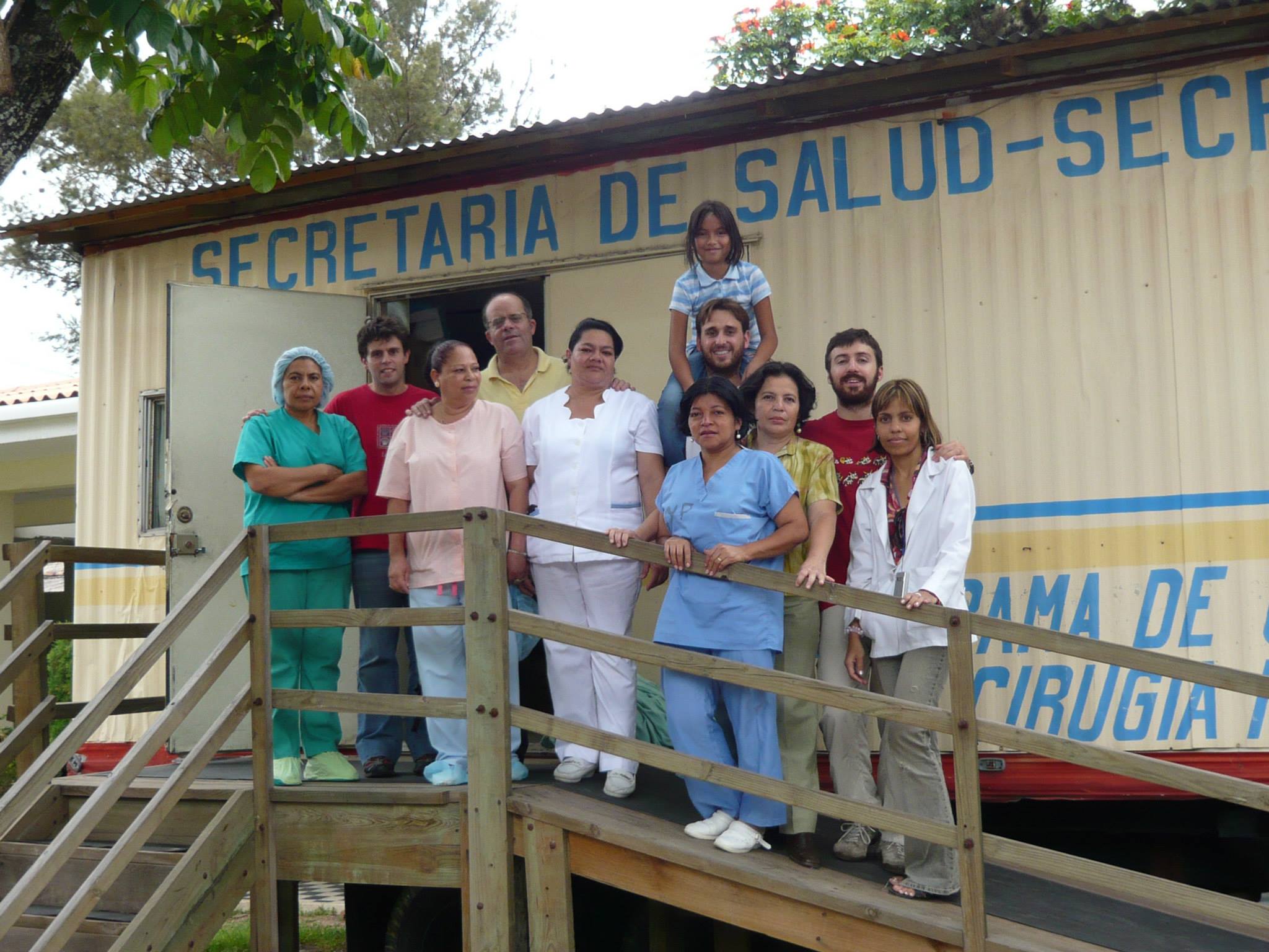 Primer equipo de Podología Sin Fronteras frente al centro de salud en Honduras, 2005