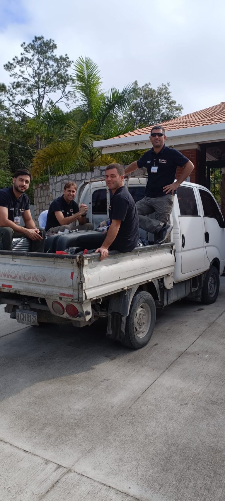 Traslado del equipo y el material en una camioneta en Honduras