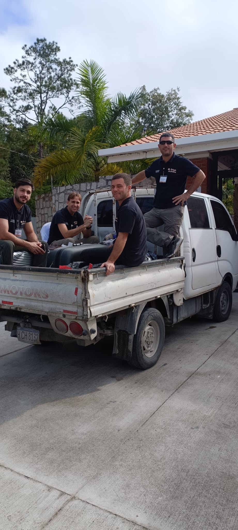 Traslado del equipo y el material en una camioneta en Honduras