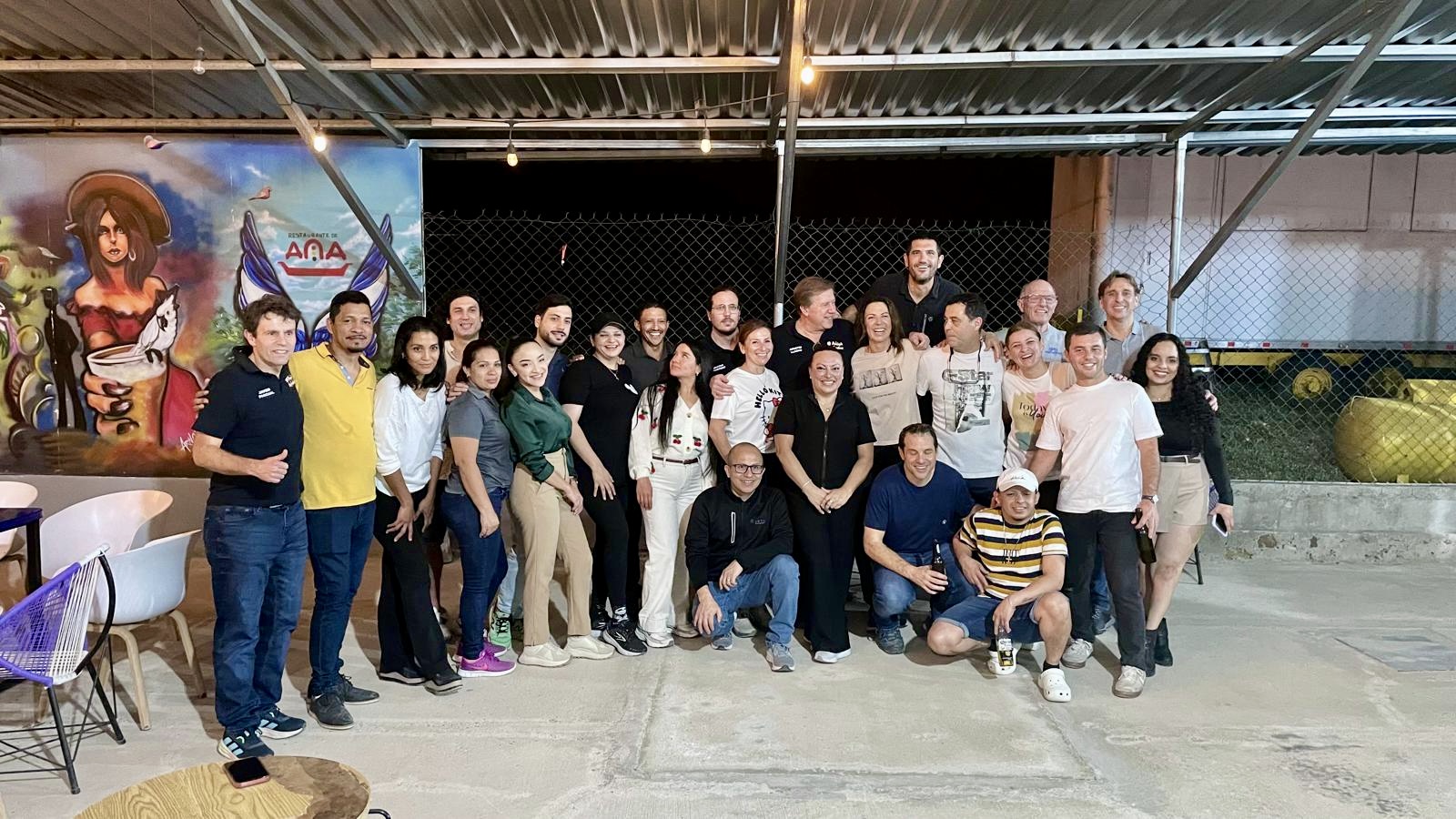 Foto de grupo del equipo de PSF con el personal local en la fiesta de despedida