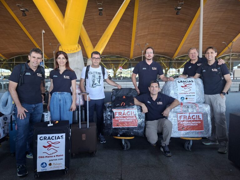 Equipo de PSF en el aeropuerto de Madrid-Barajas con el equipaje y el material para la brigada