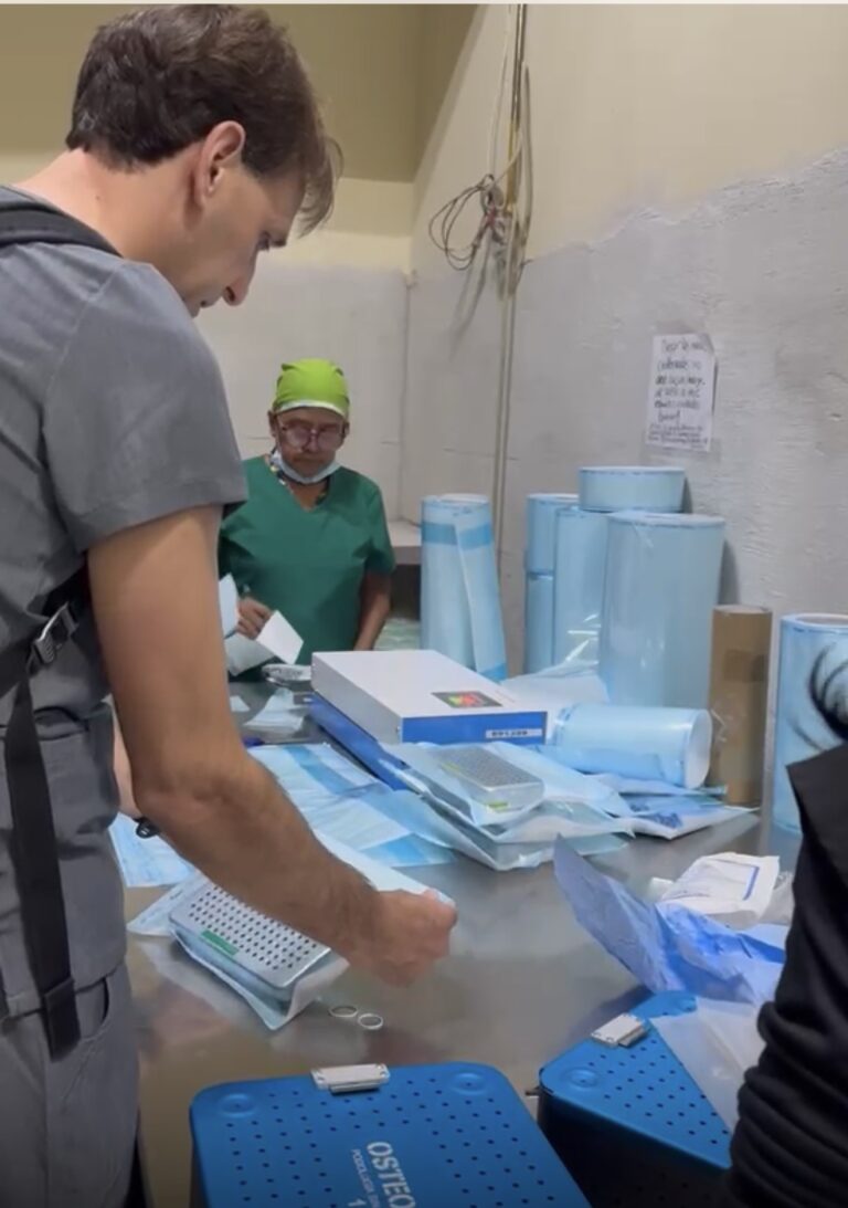 Preparación del material quirúrgico en el hospital antes de las intervenciones