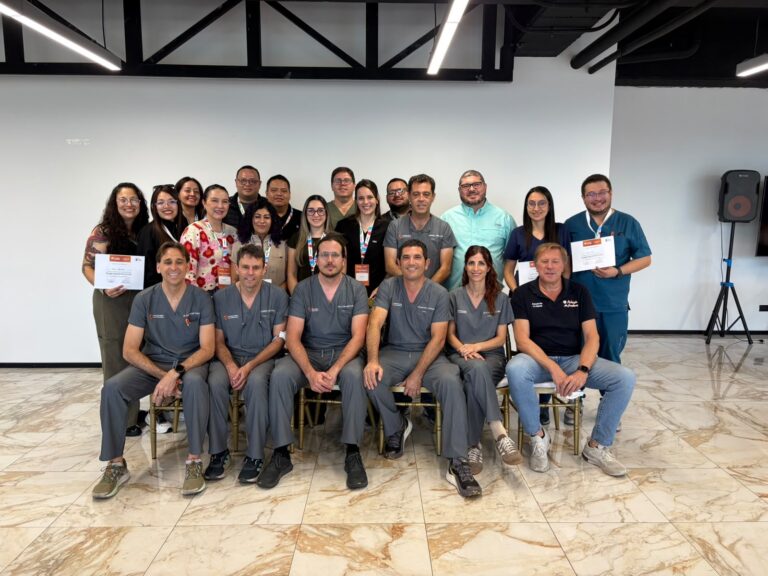 Foto de grupo del equipo de PSF con profesionales sanitarios guatemaltecos