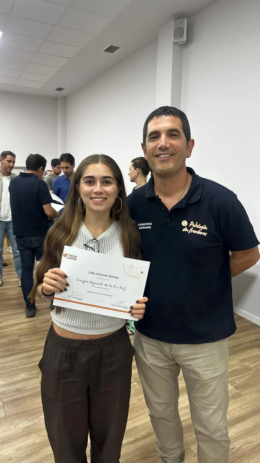 Alumna recogiendo su diploma del 1.er curso de Cirugía ungueal de PSF Academy