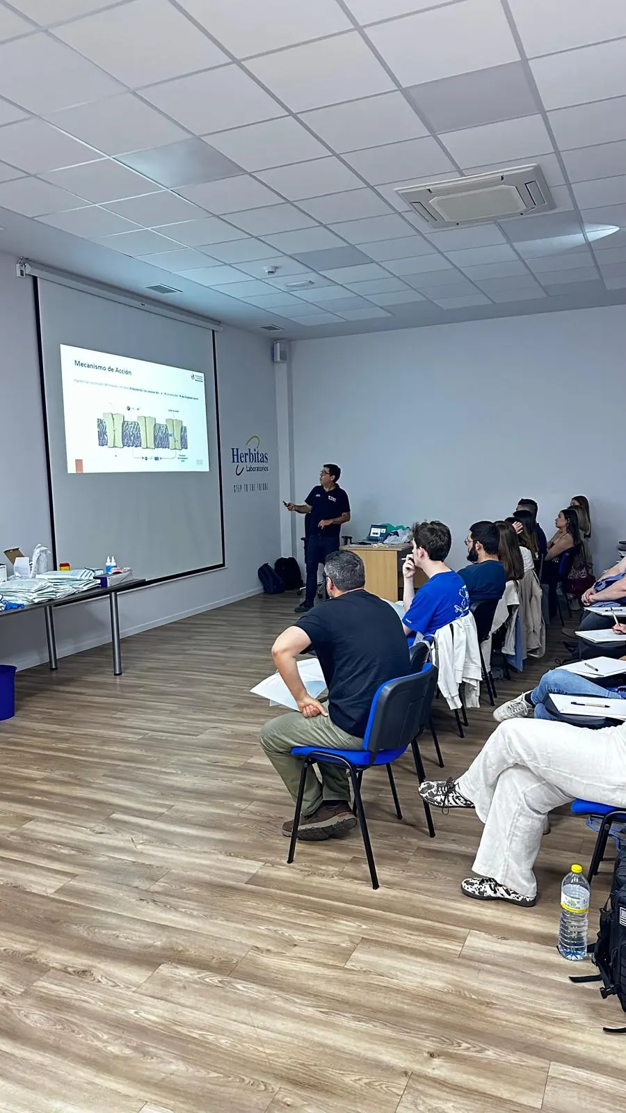 Aula del curso con la presentación proyectada y los alumnos preparando las prácticas