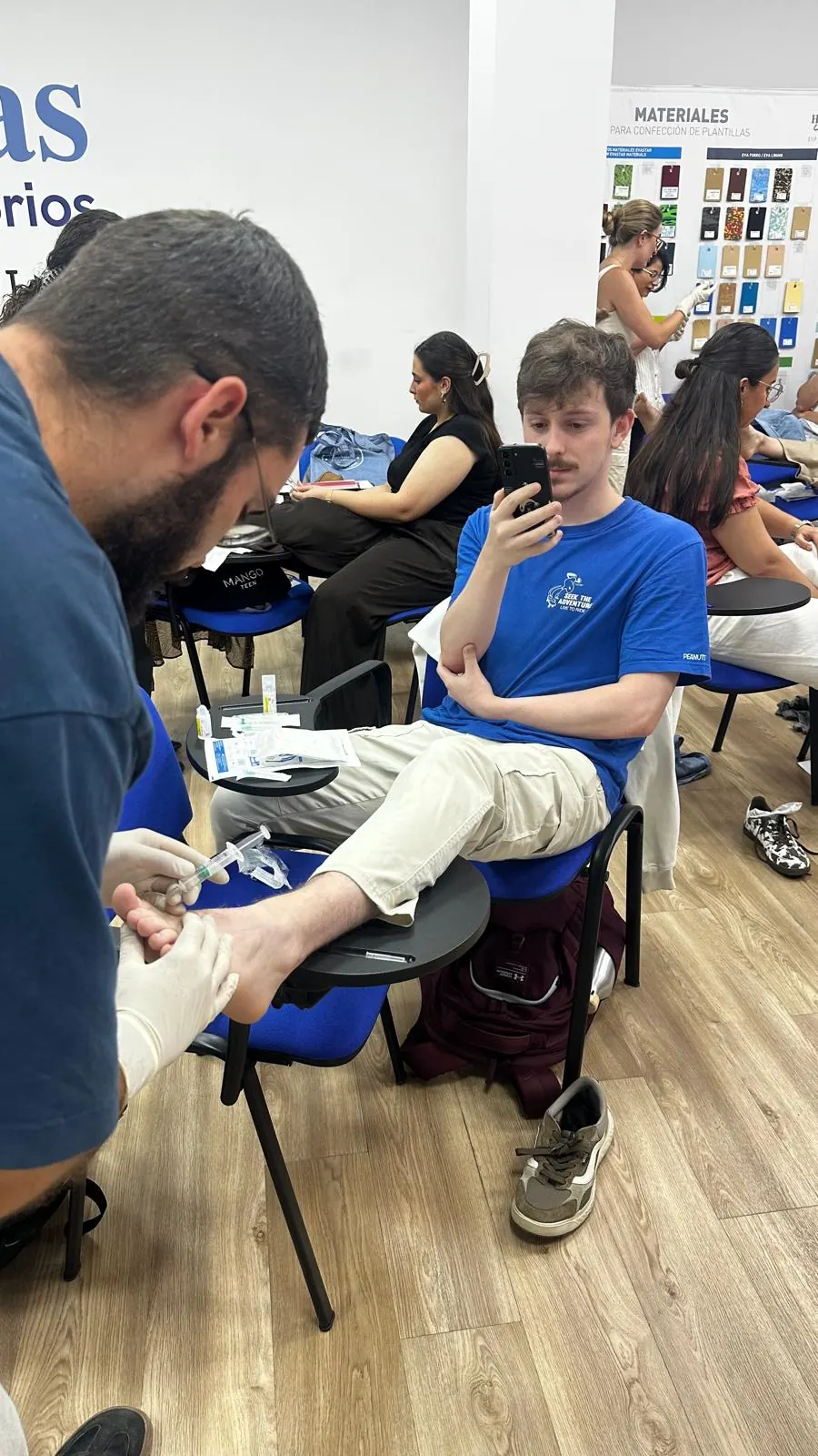 Alumno realizando una práctica sobre el pie de un compañero durante el curso