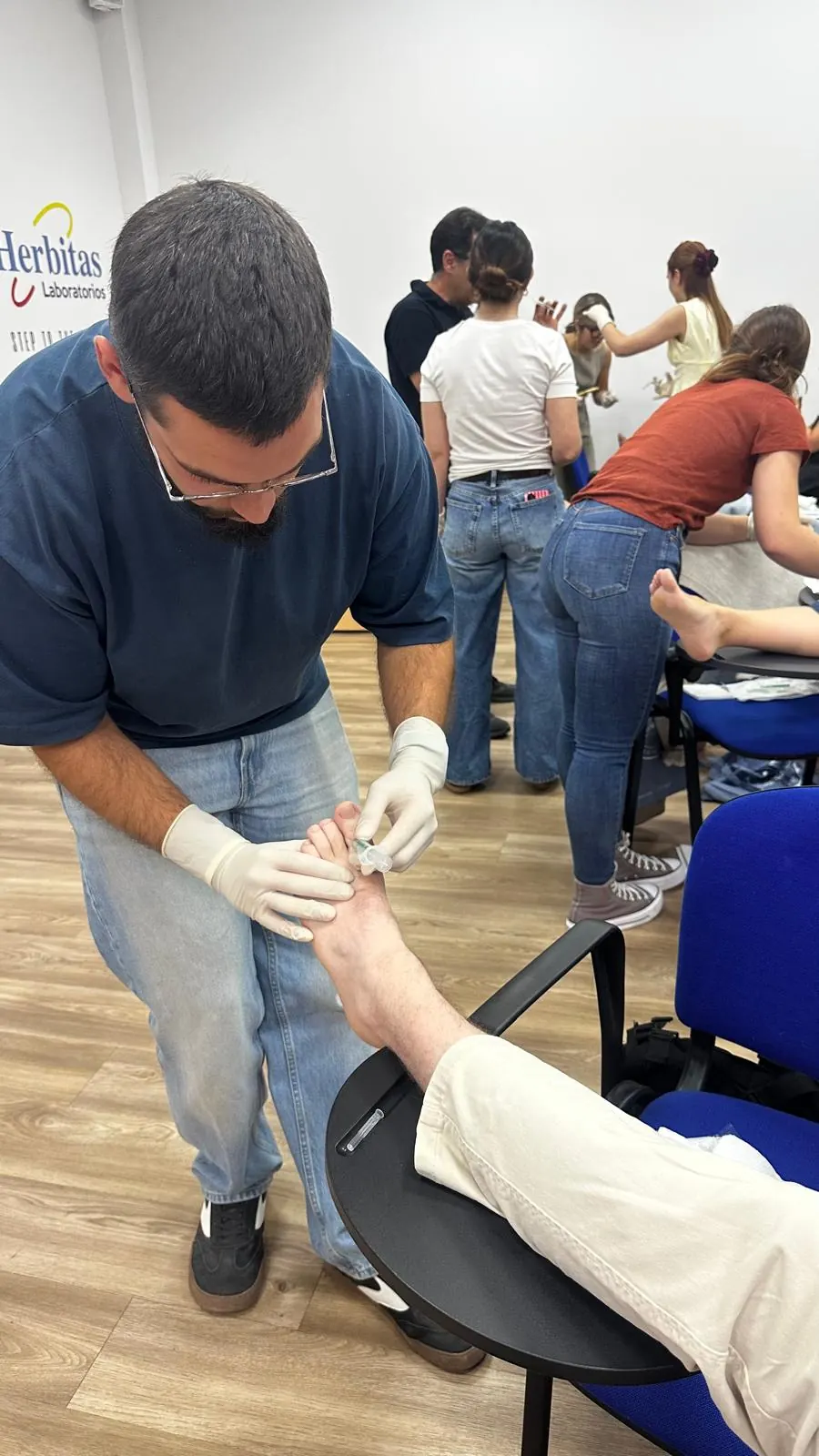 Alumno con guantes practicando la técnica en el taller práctico del curso