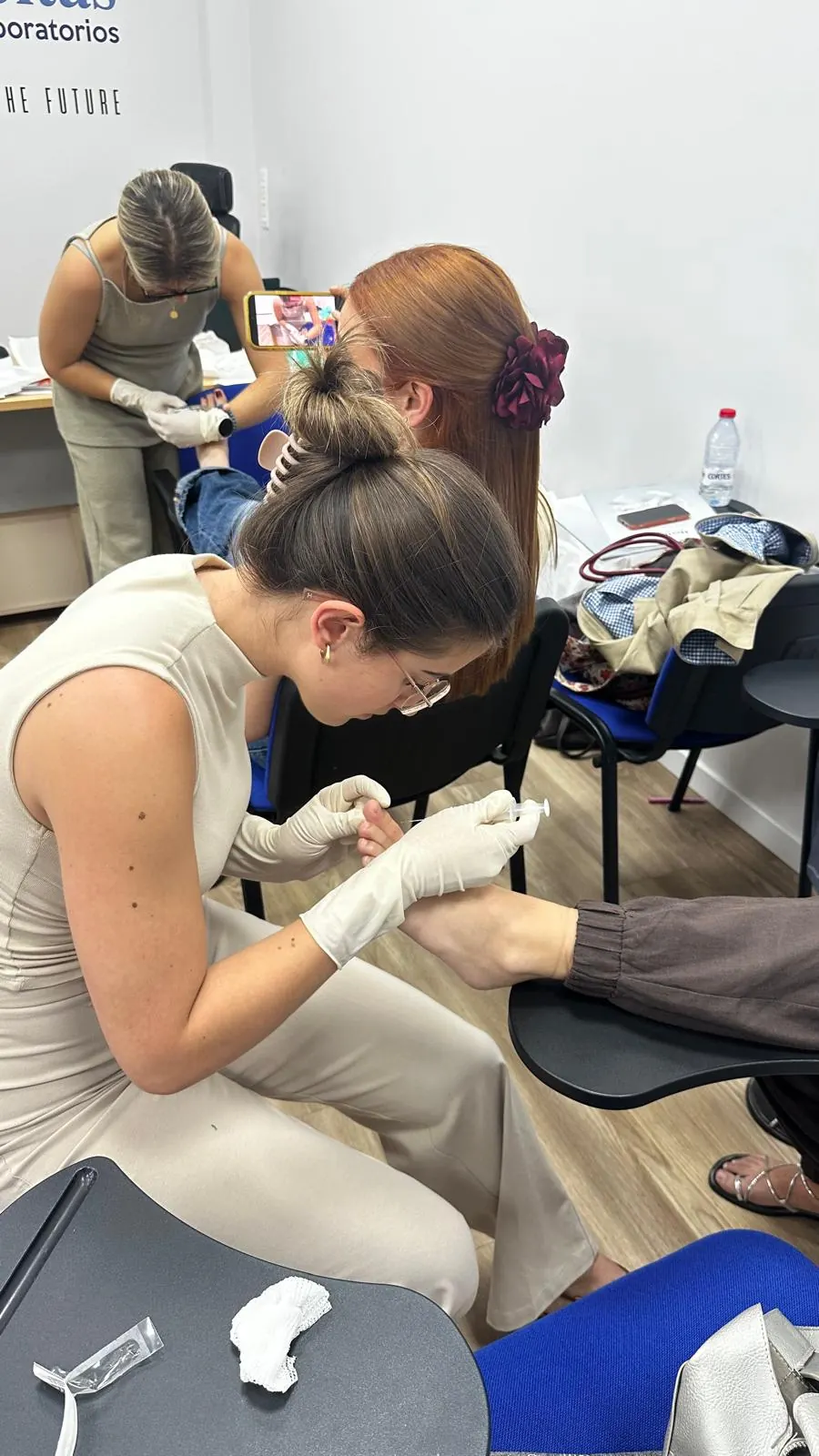 Alumna practicando la técnica sobre el pie de una compañera
