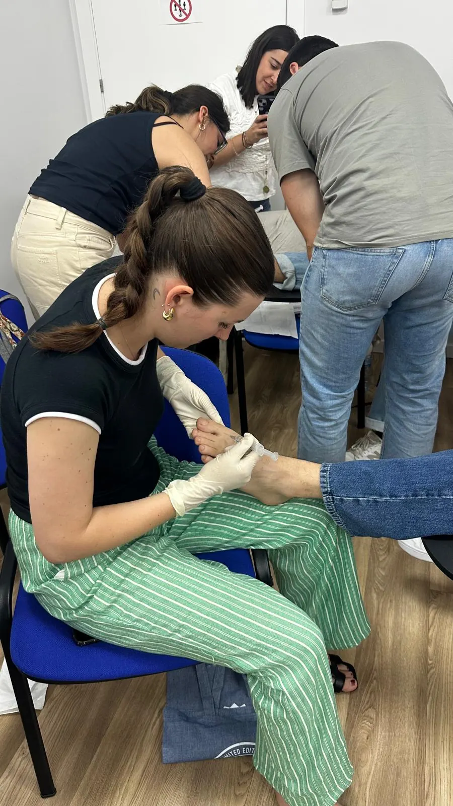 Alumnas trabajando por parejas en el taller práctico de Cirugía ungueal