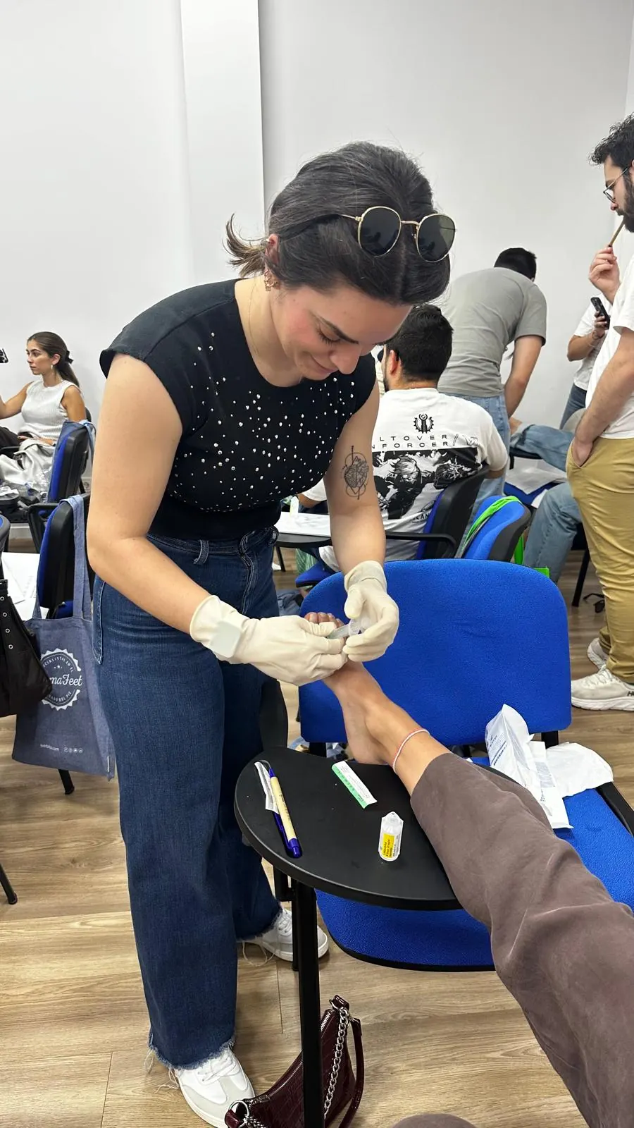 Alumna preparando el material para la práctica con guantes de exploración