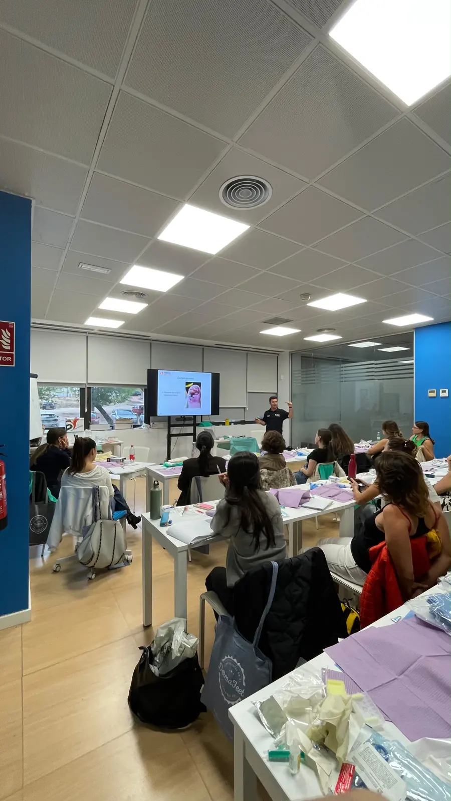 Alumnos siguiendo una ponencia en la 2.ª edición del curso de Cirugía ungueal, Madrid