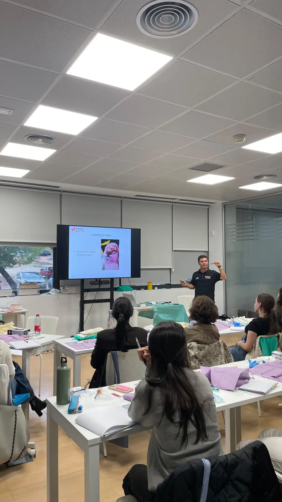 Docente presentando un caso clínico ante los alumnos del curso de Cirugía ungueal