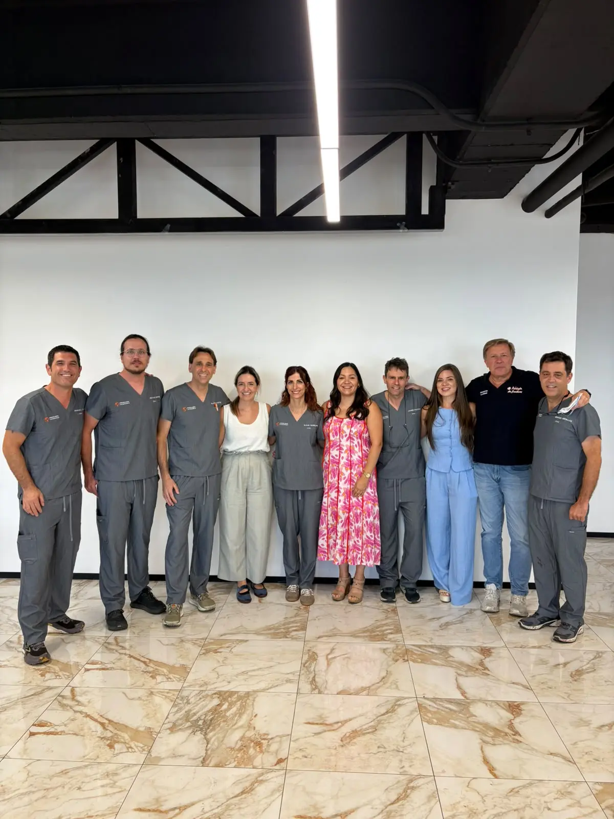 Equipo docente y de Podología Sin Fronteras al terminar el curso de Cirugía ungueal en Guatemala