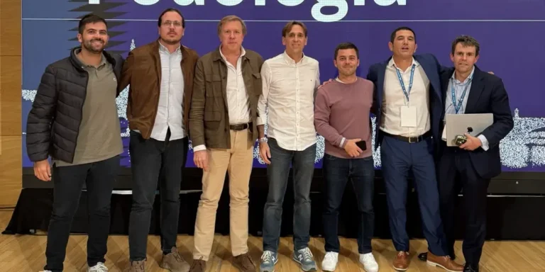 De izquierda a derecha, Tony, Héctor, Agustín, Eladio, Carlos, Francesc y Javi, de Podología Sin Fronteras, ante el cartel del 55 Congreso Nacional de Podología.