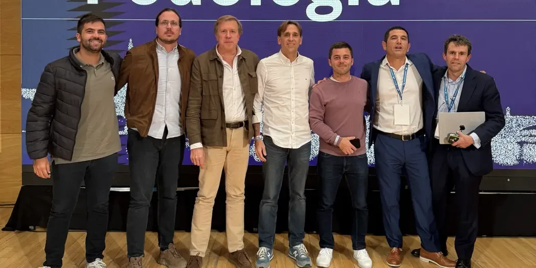De izquierda a derecha, Tony, Héctor, Agustín, Eladio, Carlos, Francesc y Javi, de Podología Sin Fronteras, ante el cartel del 55 Congreso Nacional de Podología.