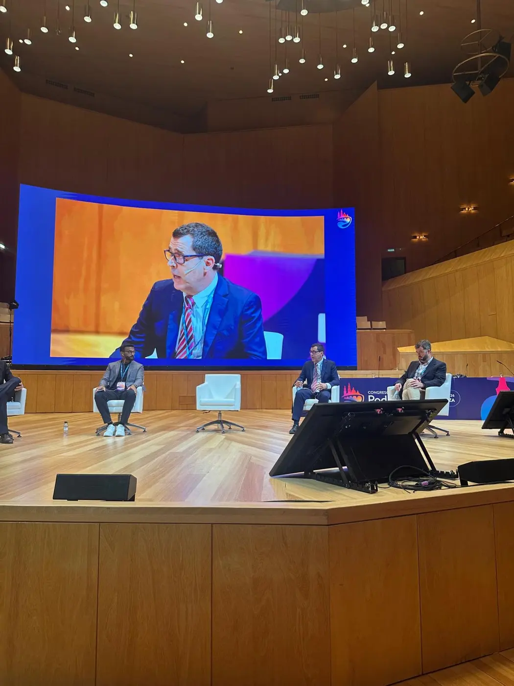 Sergio Miralles, en primer plano en la pantalla, durante una mesa redonda del 55 Congreso Nacional de Podología.