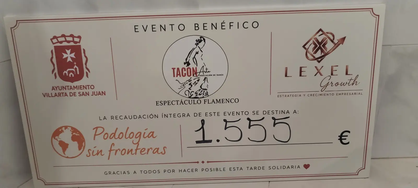 Cheque solidario de 1.555 euros recaudados para Podología Sin Fronteras en el evento benéfico de Villarta de San Juan